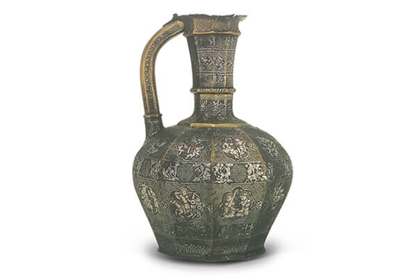 伊斯蘭嵌銀銅壺（公元1232年）+此器為公元1232年伊拉克摩蘇爾地區(qū)所制作，是元青花八棱執(zhí)壺所模仿的原生器形。（圖二）+圖片來源：《世界美術(shù)全集+東洋編17》，頁51，圖42。